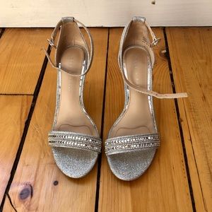 ❄️ Kelly & Katie Kristie Sandal Heels -Silver SZ:6